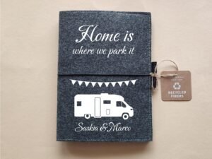 Personalisierter Filzumschlag Camping DIN A5 mit Campingmotiv "Home is where we park it" | Geschenk für Camper | Wohnmobil | Wohnwagen
