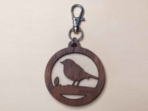 Holzanhänger Rotkehlchen – handgemachter Schlüsselanhänger aus Holz, leichter Taschenanhänger mit Karabiner, Glücksbringer