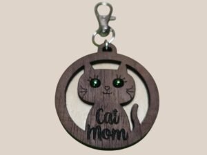 Holzanhänger Katze / Katzenmama / Cat Mom – handgemachter Schlüsselanhänger aus Holz, leichter Taschenanhänger mit Karabiner, Geschenk Katze