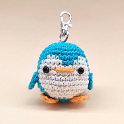 Gehäkelter Pinguin „Penny“, Schlüsselanhänger, gehäkelte Tiere